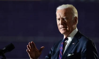 Biden, 'Trump 2024' şapkası taktı