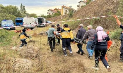 İki çocuğunu boğulmaktan kurtardı, kendisi öldü