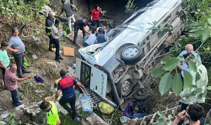 İşçileri taşıyan minibüs devrildi!