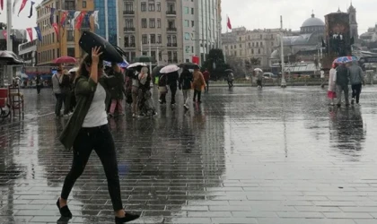 İstanbul'da sağanak yağış etkiledi