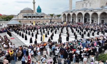 Mevlana meydanında Sema gösterisi