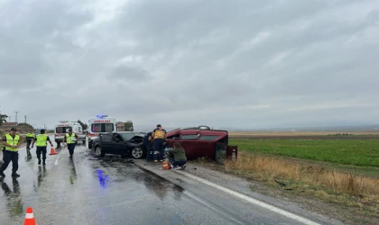 Otomobil ile hafif ticari araç çarpıştı: 2 kardeş öldü