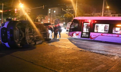 Tramvay ile ambulans çarpıştı;