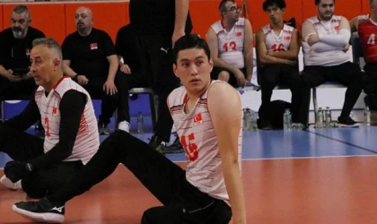 Ampute voleybolcu ay-yıldızlı formayla ter döküyor