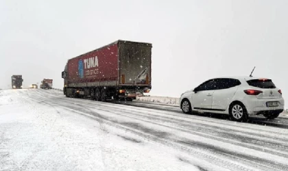 Ardahan'da kar ve buzlanma nedeniyle araçlar yolda kaldı