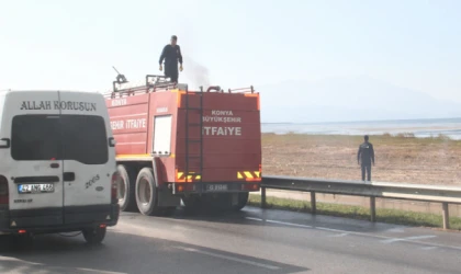 Beyşehir Gölü kıyılarındaki sazlık alanda yangın