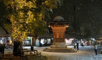 Bosna Hersek'in başkenti Saraybosna'da kar etkili oldu