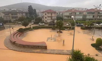 Çeşme'de sağanak; yollar göle döndü