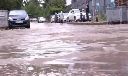 Elazığ'da sağanak; cadde ve sokaklar suyla doldu