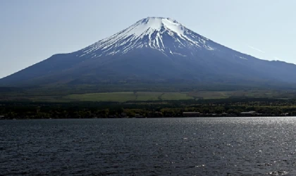 En sıcak yazın ardından Fuji Dağı'na ilk kar geç düştü