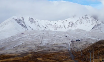 Erciyes Kayak Merkezi'ne kar yağdı