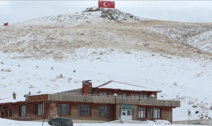 Hakkari'de yüksek kesimlerde kar etkili oldu