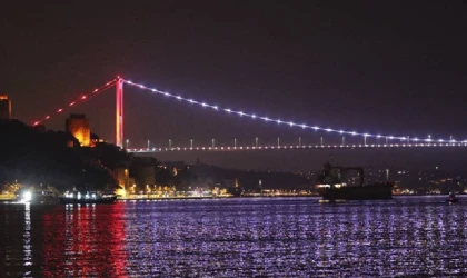 İstanbul Boğazı'nda gemi trafiği çift yönlü askıya alındı