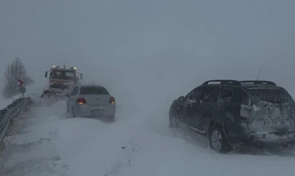 Kayseri-Sivas kara yolu yoğun kar nedeniyle ulaşıma kapandı