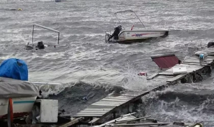 Kocaeli’de fırtına nedeniyle tekneler battı