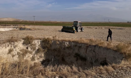 Konya'da 8 obruklu tarlada zorlu ekim mesaisi tamamlandı