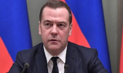 Medvedev: Kamala Harris'in işi bitti