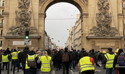 Sarı yelekliler 6. yılında Paris'te sokağa indi