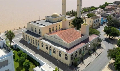 Senegal'de minaresinde çan bulunan Büyük Saint-Louis Camisi