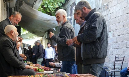 Tespih tutkunları tarihi Oturakçı Pazarı'nda buluşuyor