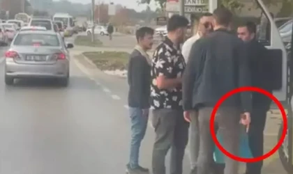 Trafikte belediye otobüsü şoförünü silahla tehdit etti