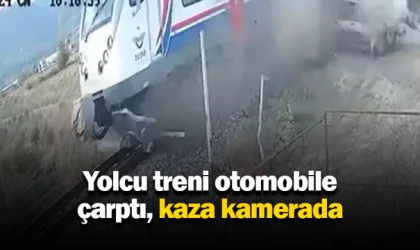 Yolcu treni otomobile çarptı, kaza kamerada