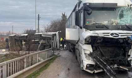 Balıkesir'de okul servisi ile tır çarpıştı