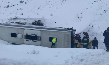 Erzincan'da yolcu otobüsü şarampole devrildi