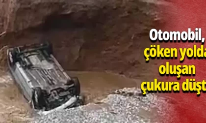 Otomobil, çöken yolda oluşan çukura düştü