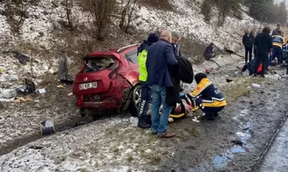 Otoyolda iki otomobil çarpıştı: 1 ölü, 3 yaralı