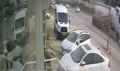 TIR, çarptığı otomobili 150 metre sürükledi