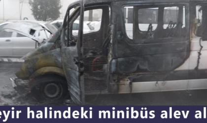 Seyir halindeki minibüs alev aldı