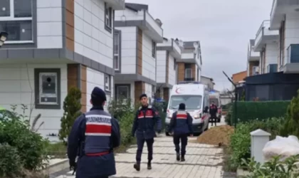 Villada anne ve kızı ölü, ise ağır yaralı bulundu