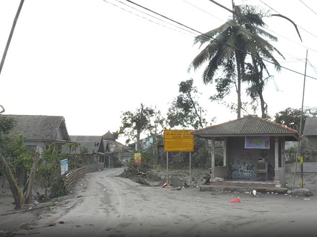 Semeru Yanardağı'nın patlaması sonucu bölgedeki köyler boşaltıldı