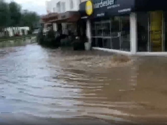 Bodrum'da sağanağın ardından evleri su bastı, kara yolu ulaşıma kapandı