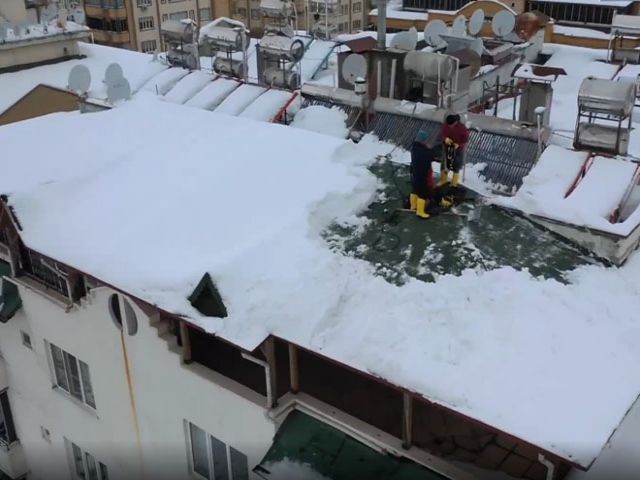 Dağcılar hobilerini çatılardaki karla gelire çevirdi