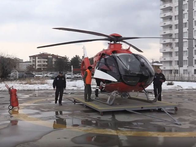 Doğu'da hava ambulansı kardan mahsur kalan hastalara yardım için havalanıyor