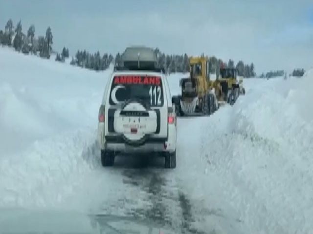 Ekiplerden yolu kapanan köylerdeki hastalara ulaşım desteği