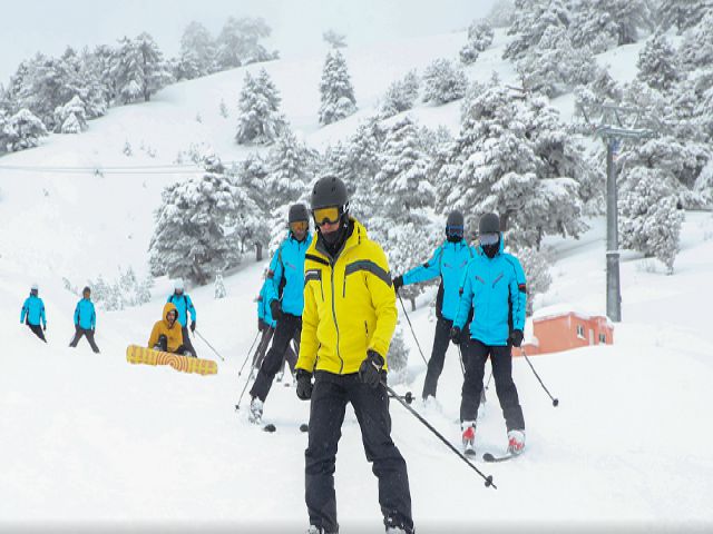 Kar kalınlığının 2 metreye ulaştığı Davraz'da kayak sezonunun uzaması bekleniyor