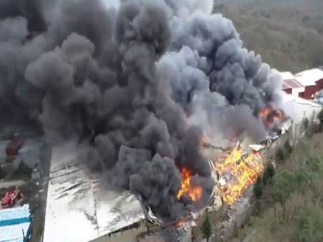 Kemerburgaz'da doğal kaynak suyu dolum tesisinde yangın