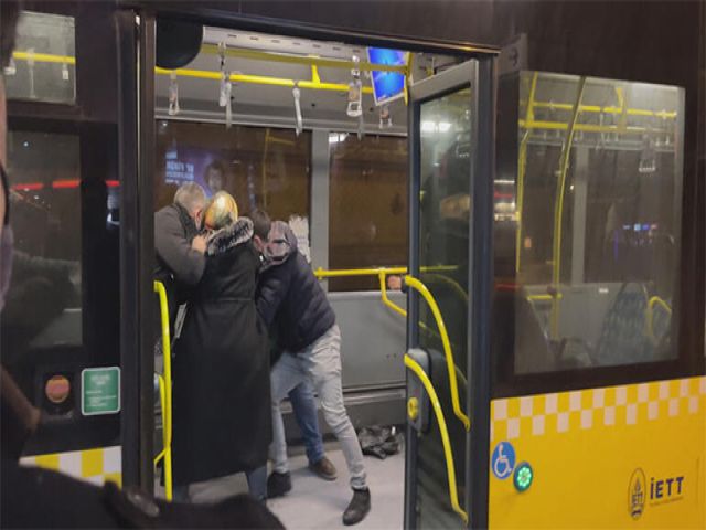 Metrobüsteki bıçaklı dehşet kamerada