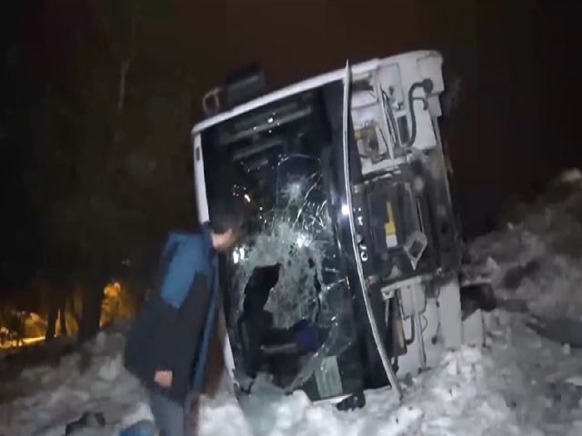 Palandöken’de turistleri taşıyan midibüs devrildi: 25 yaralı