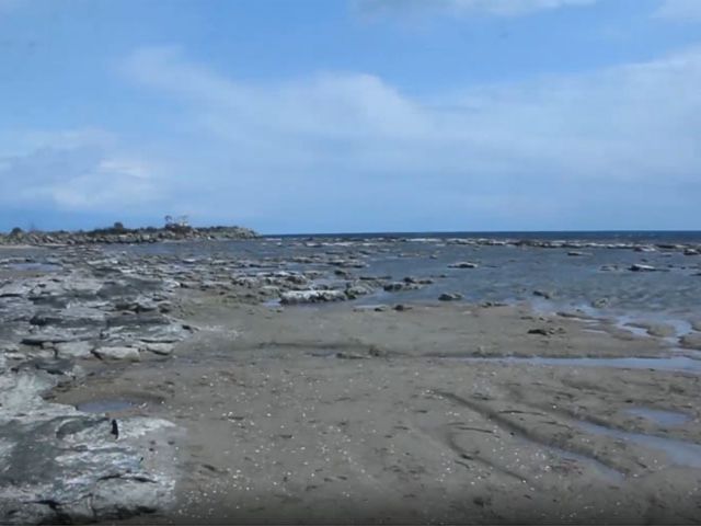 Antalya'da kıyılarda deniz suyu çekildi