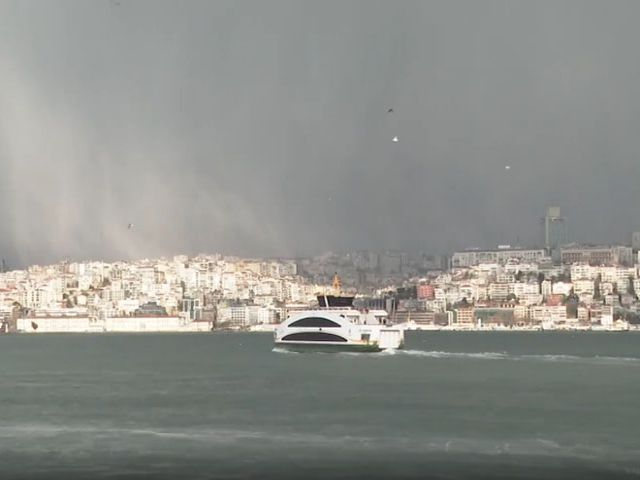 İstanbul Boğazı'nda etkili olan kar yağışı geçişleri görüntülendi