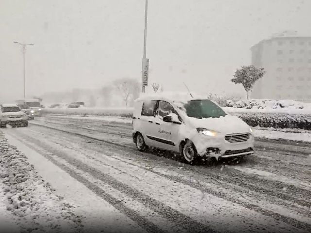 İstanbul'da kar yağışı etkisini sürdürüyor