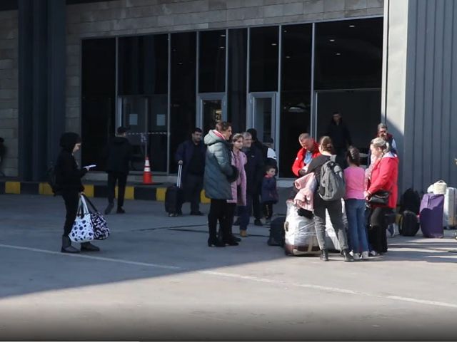 Ukrayna'dan tahliye eden Azerbaycan vatandaşları Türkiye'ye müteşekkir