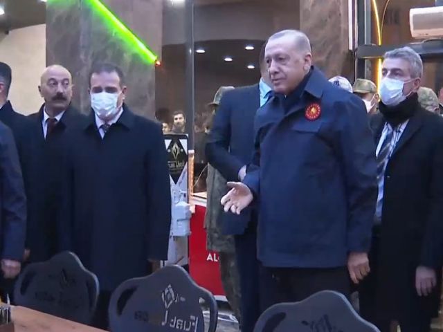 Cumhurbaşkanı Erdoğan, Yüksekova'da pastanede vatandaşlarla sohbet etti