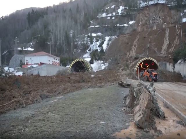 Heyelan sonrası Bolu Dağı Tüneli'nde yol açma çalışmaları sürüyor