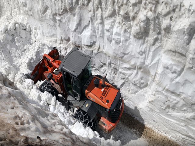 Kaçkar Dağları'ndaki yayla yollarında ekipler bayram öncesi kar mesaisinde