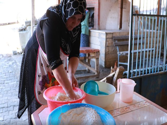 Kocaeli'nin ekşi mayalı 'teneke ekmeği' kırsalda yaşatılıyor